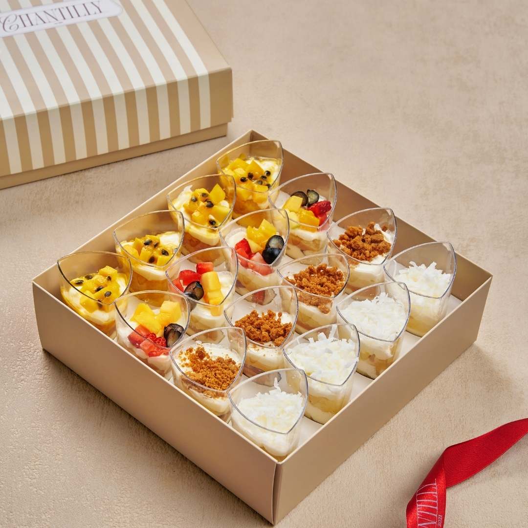 mini-cakes-ramadan-edition-desserts-box-chantilly-cafe
